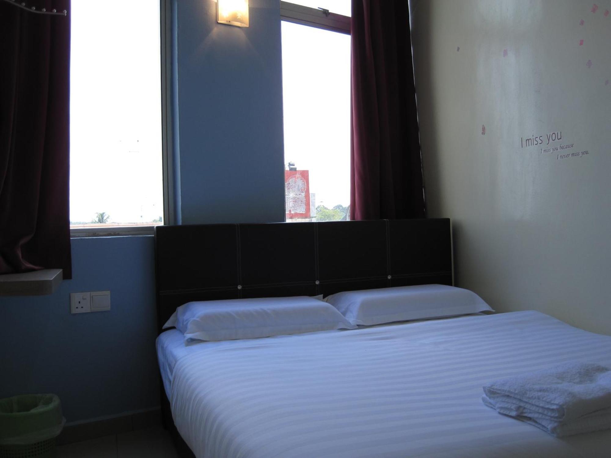 Max Inn Hotel Parit Raja Phòng bức ảnh