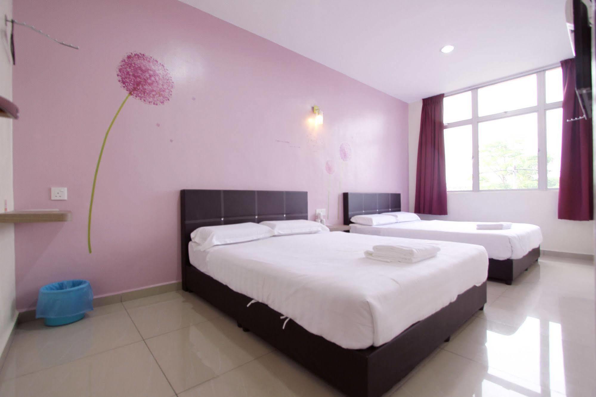 Max Inn Hotel Parit Raja Ngoại thất bức ảnh
