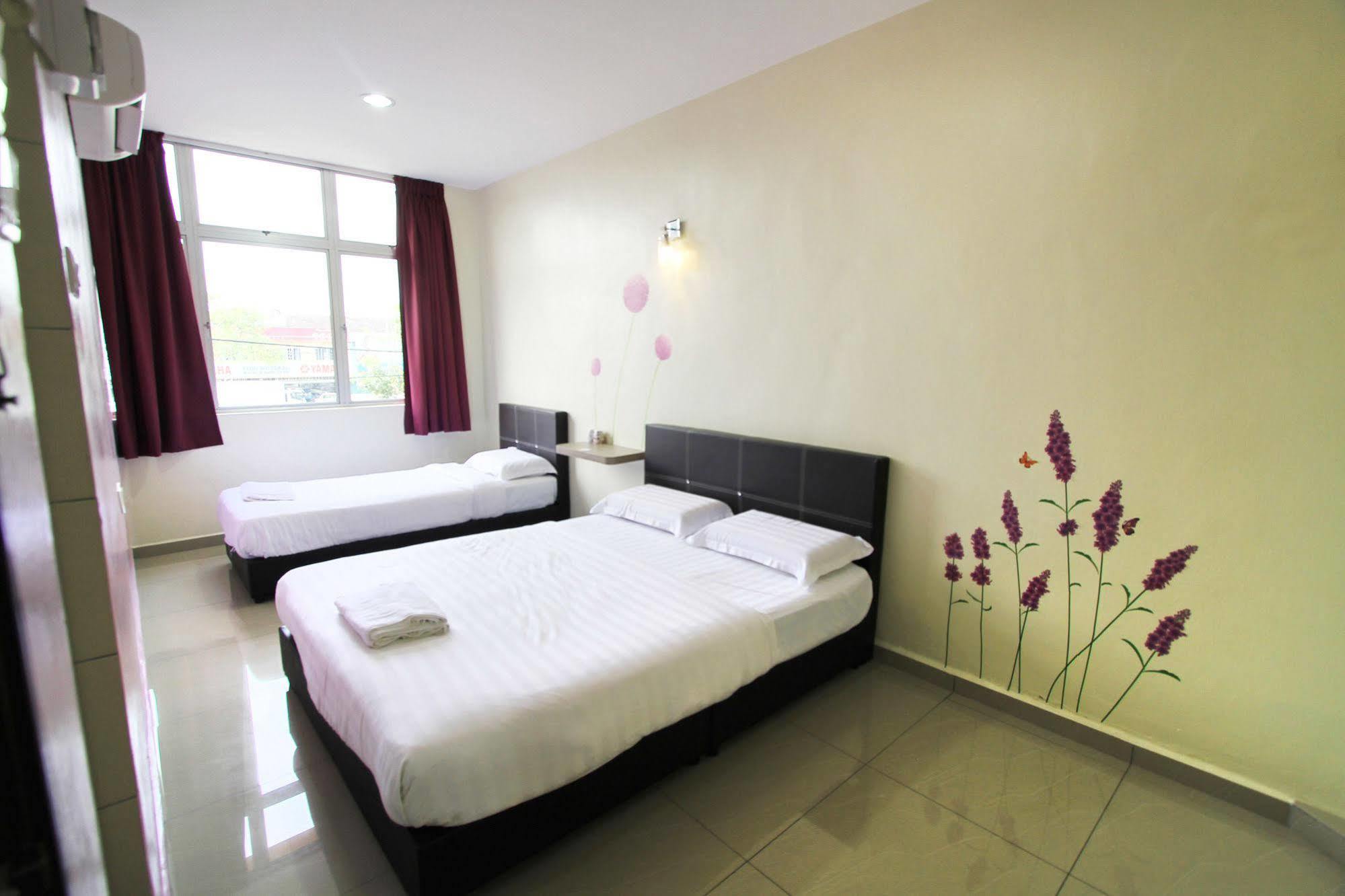 Max Inn Hotel Parit Raja Ngoại thất bức ảnh