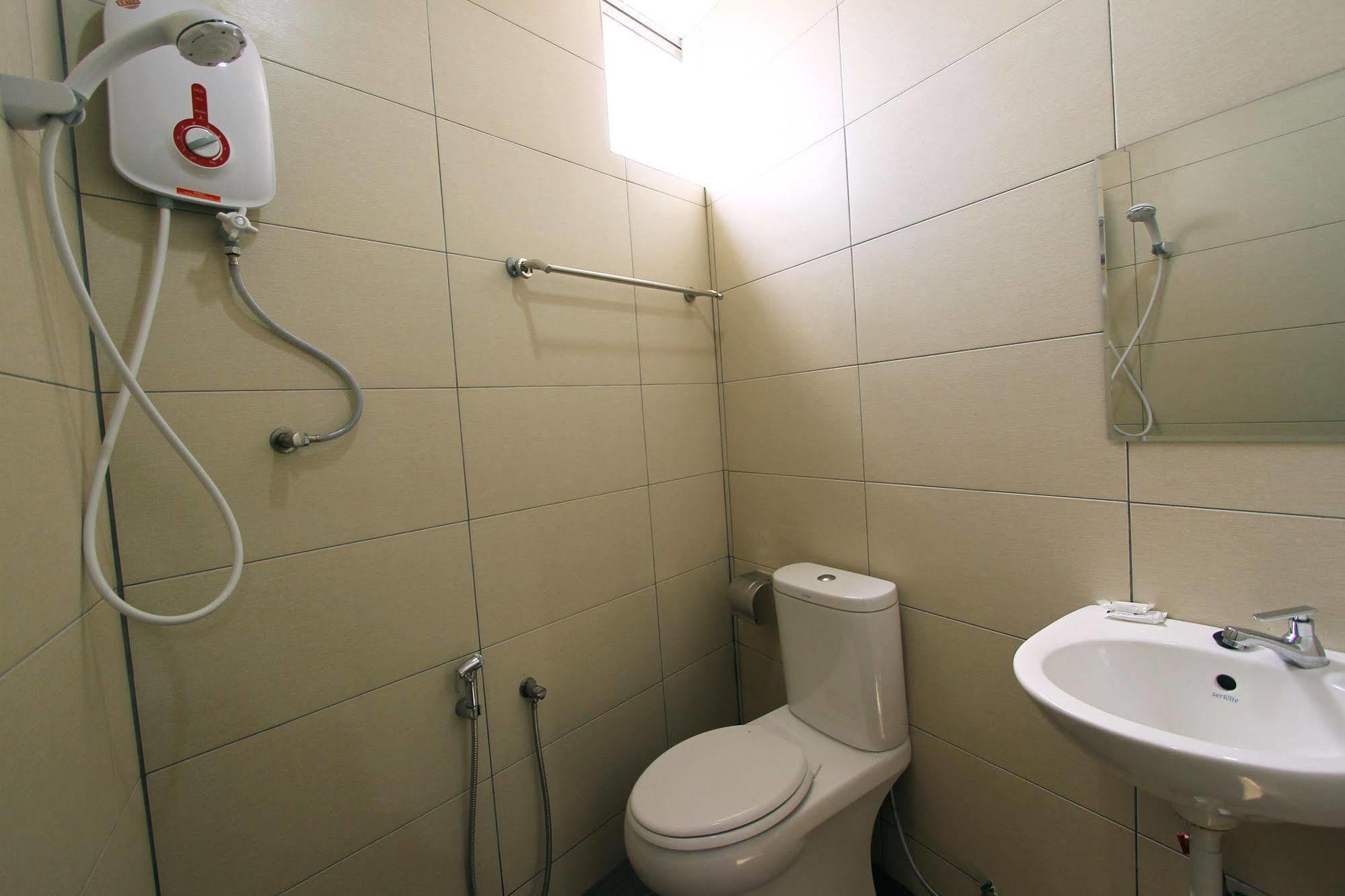 Max Inn Hotel Parit Raja Ngoại thất bức ảnh