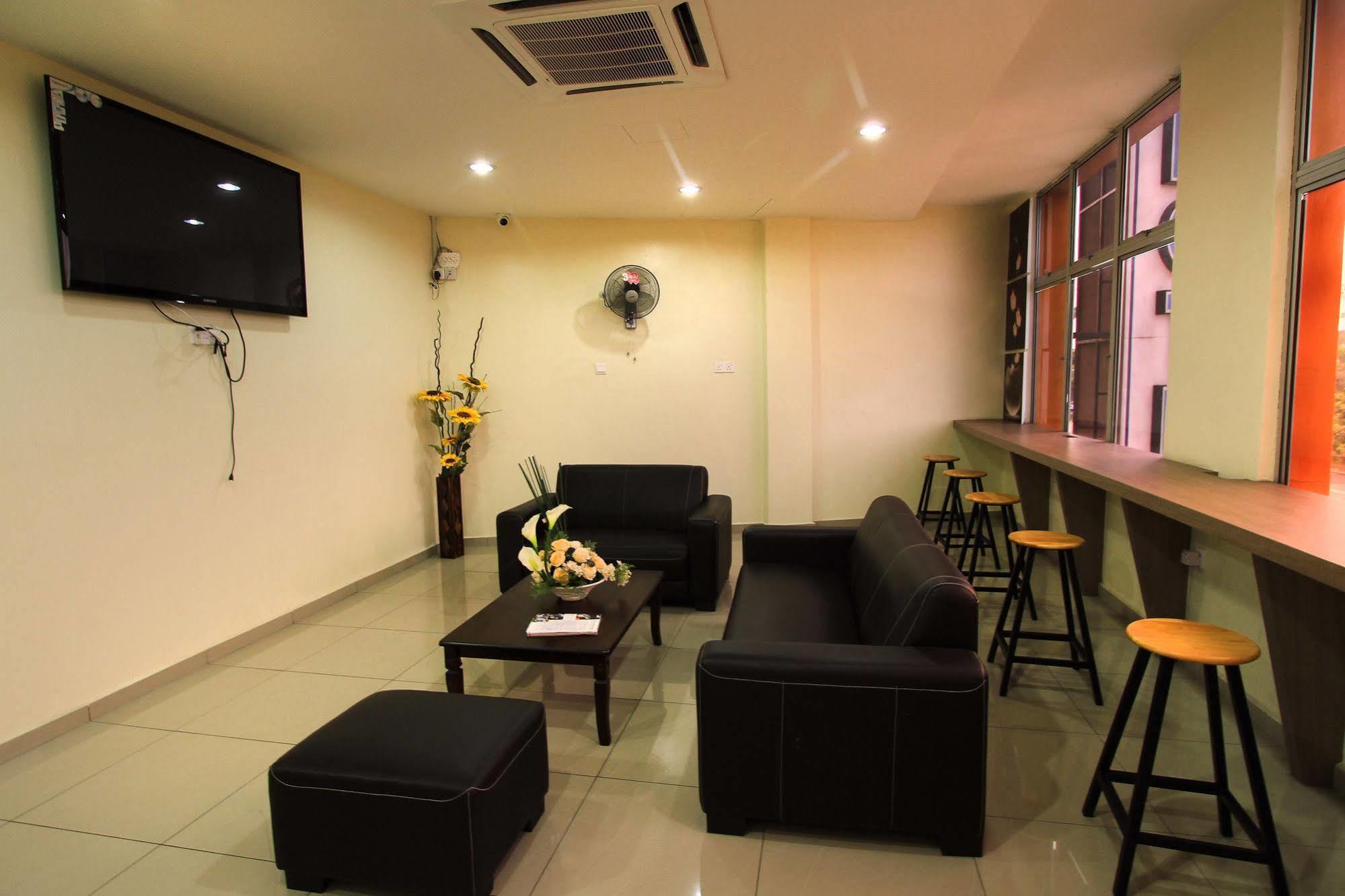 Max Inn Hotel Parit Raja Ngoại thất bức ảnh