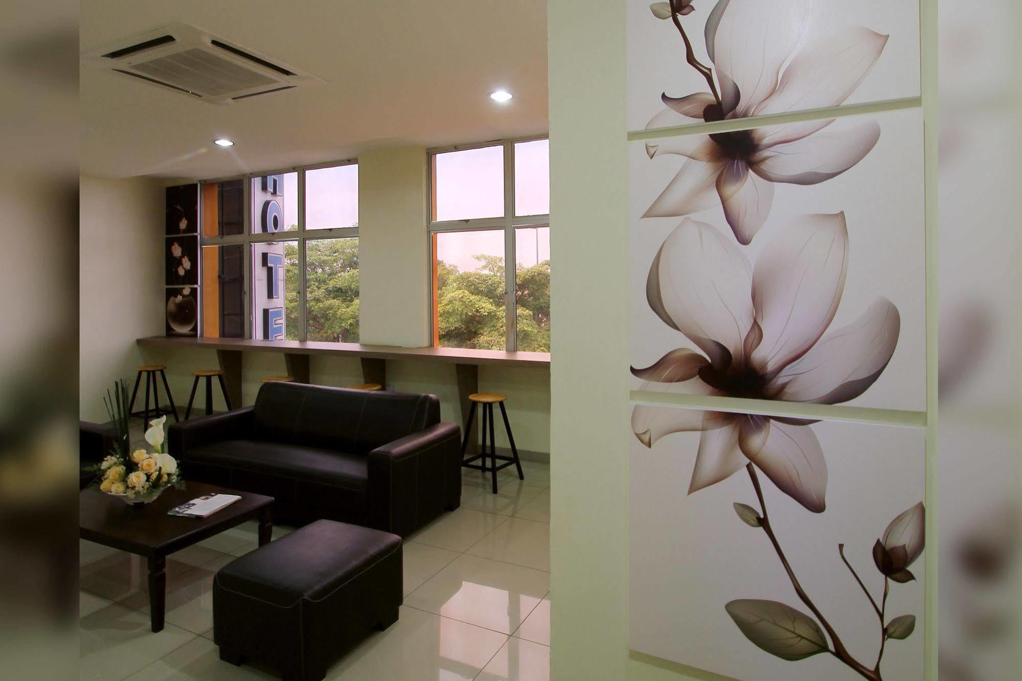 Max Inn Hotel Parit Raja Ngoại thất bức ảnh