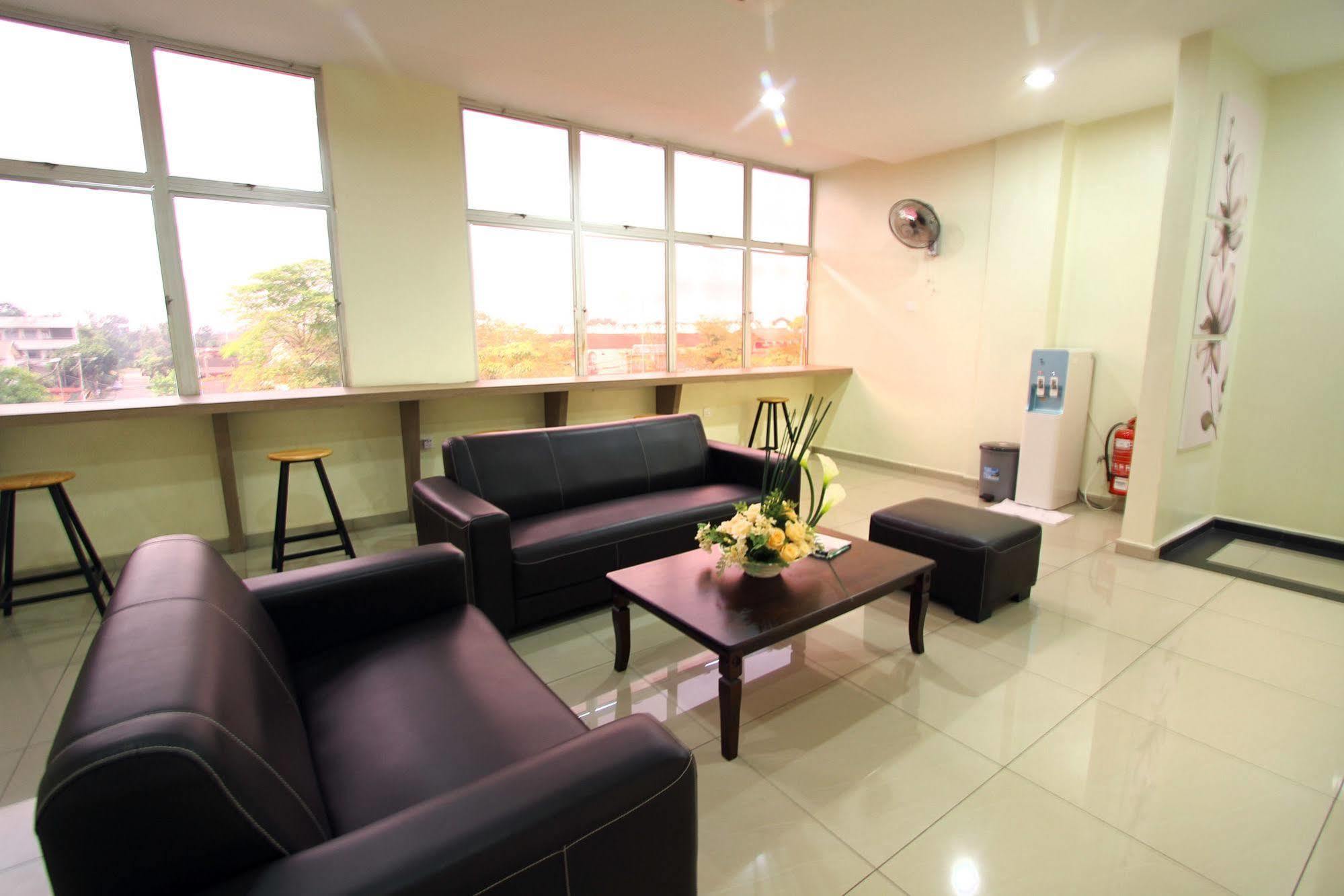 Max Inn Hotel Parit Raja Ngoại thất bức ảnh